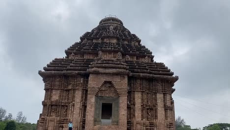 Multitud-De-Turistas-En-El-Templo-Del-Sol-De-Konark,-Lugar-De-Turismo-Indio