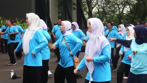 Residents-do-morning-exercises-during-car-free-day-in-Jakarta,-Indonesia