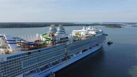 Das-Größte-Kreuzfahrtschiff-Der-Welt,-Eine-Ikone-Der-Meere,-Legt-Mit-Unterstützung-Von-Schleppern-Zu-Probefahrten-Von-Meyer-Turku-Ab