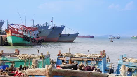 El-Puerto-Pesquero-En-Un-Día-Soleado-Con-Muchos-Barcos-Estacionados.