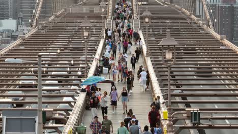 Pedestrians-walking-on-Brooklyn-Bridge-in-New-York-City