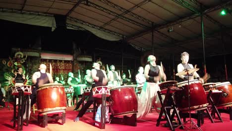 Die-Musikgruppe-Spielt-Energisch-Japanische-Taiko-Trommeln-Und-Schlaginstrumente-Auf-Der-Bühne