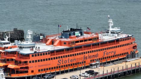 Barco-Turístico-En-Ferry-De-Staten-Island-Sobre-El-Agua-De-La-Bahía-De-Nueva-York