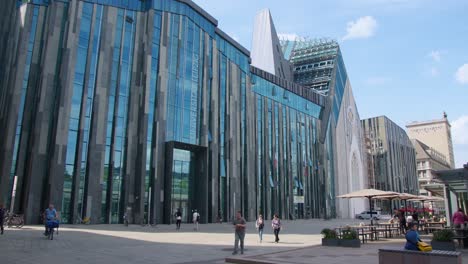 Fachada-Del-Edificio-Universitario-Futurista-En-Leipzig-Durante-El-Día-De-Verano