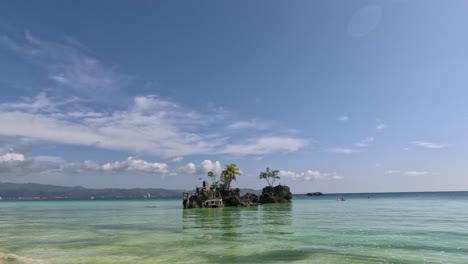 Willys-Rock,-Das-Wahrzeichen-Am-White-Beach-Beach-Auf-Der-Insel-Boracay,-Philippinen