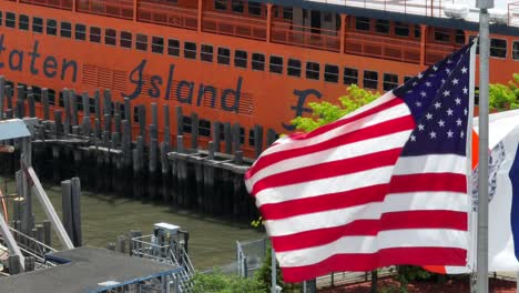 Bandera-Estadounidense-Y-Bandera-Del-Departamento-De-Transporte-De-La-Ciudad-De-Nueva-York-Ondeando-Frente-Al-Ferry-De-Staten-Island