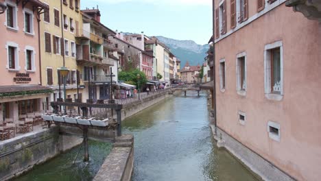 Waterfront-in-Annecy,-street-with-restaurants-overlooking-ducks-in-the-canal