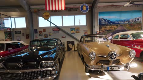 Milzkalne,-Lettland---11.-Juni-2023:-Amerikanischer-Oldtimer-Und-Umfangreiche-Sammlung-Von-Jawa-Motorrädern,-Garage-Für-Sowjetische-Motorradausrüstung,-Ausgestellt-Im-Automobilmuseum-In-Milzkalne