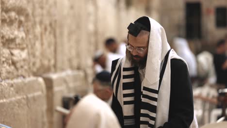 Silhouette-Eines-Jüdisch-orthodoxen-Mannes,-Der-An-Der-Westmauer-In-Jerusalem-Betet