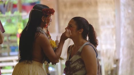 Indigene-Frauen-Des-Amazonas-Stammes-Führen-Gesichtsbemalung-In-Der-Nähe-Von-Manaus,-Brasilien,-Durch