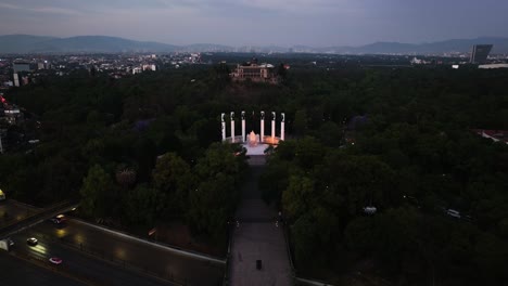Luftaufnahme-Vor-Dem-Beleuchteten-Altar-A-La-Patria-Mit-Castillo-De-Chapultepec-Im-Hintergrund,-Abenddämmerung-In-CDMX