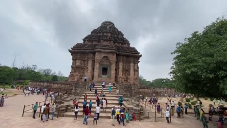 Multitud-De-Turistas-En-El-Templo-Del-Sol-De-Konark,-Lugar-De-Turismo-Indio