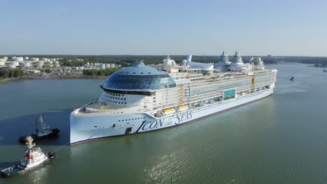 El-Crucero-Más-Grande-Del-Mundo,-Icono-De-Los-Mares,-Partiendo-Para-Pruebas-En-El-Mar-Desde-Meyer-Turku-Asistido-Por-Remolcadores.