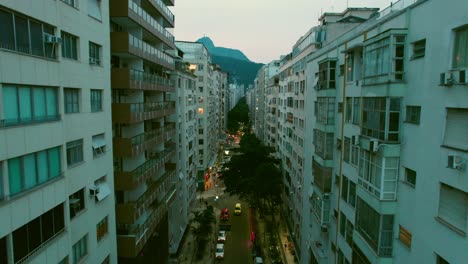 Überführung-Von-Copacabana-Wohngebäuden-Mit-Christus-Erlöser-Silhouette-Im-Hintergrund