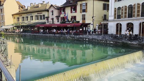 Der-Grüne-Fluss-Fließt-Durch-Die-Stadt-Annecy-In-Frankreich-Mit-Mittelalterlicher-Architektur,-Einem-Mekka-Für-Touristen