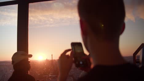 Paris-Tourist-Fotografiert-Den-Eiffelturm-Bei-Sonnenuntergang-Von-Der-Dachterrasse-Aus-Mit-Panoramablick-Auf-Die-Stadt