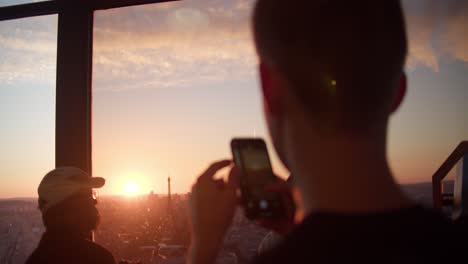 Turista-De-París-Toma-Fotos-De-La-Torre-Eiffel-Al-Atardecer-Desde-La-Vista-Panorámica-De-La-Ciudad-En-La-Azotea