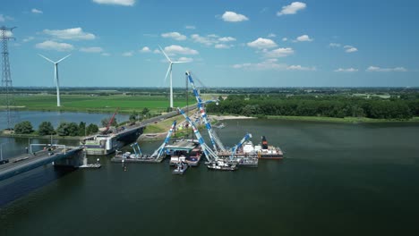 Drohnenaufnahmen-Des-Ventils-Der-Haringvliet-Brücke,-Das-In-Schwimmkränen-Hängt