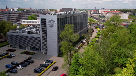 Toma-Aérea-De-Establecimiento-Que-Muestra-La-Moderna-Universidad-Polaca-De-Tecnología-En-La-Ciudad-De-Gliwice-Durante-El-Día-Soleado,-Polonia