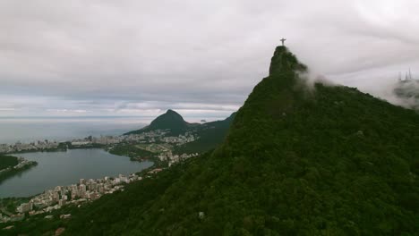 Sobrevuelo-De-Drones-Sobre-La-Colina-Corcovad-Con-Cristo-Redentor-Envuelto-En-Niebla,-Paisaje-De-Río-De-Janeiro