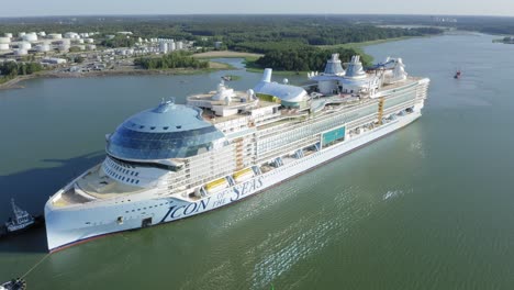 El-Crucero-Más-Grande-Del-Mundo,-Icono-De-Los-Mares,-Partiendo-Para-Pruebas-En-El-Mar-Desde-Meyer-Turku-Asistido-Por-Remolcadores.