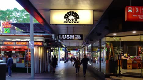Myer-Brisbane-Schließt-Den-Verkauf-Ab,-Schließung-Des-Flagship-Stores-Im-Gleichnamigen-Einkaufszentrum-Im-Queen-Street-Mall,-Zentrales-Geschäftsviertel,-Statische-Aufnahme-Der-Straßenansicht-Des-Fußgängerverkehrs-In-Der-Innenstadt