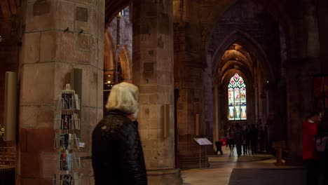 Innenraum-Der-Europäischen-Katholischen-Kirche-Mit-Säulen-Und-Buntglasfenstern,-Spaziergängern-Und-Wunderschöner-Architektur-In-Edinburgh,-Schottland