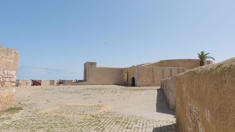 Fortaleza-De-El-Jadida-En-Marruecos:-Cielos-Azules,-Cañones-Y-Belleza-Atemporal