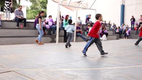 Einige-Kinder-Spielen-Eine-Partie-Fußball-Und-Schießen-Ein-Tor-Auf-Einem-Städtischen-Feld-Im-Freien-In-Paraguay