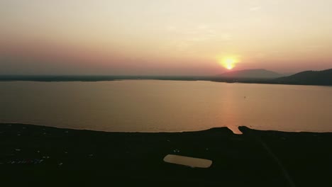Majestätische-Berge-Und-Ruhiges-Wasser-Luftperspektive-Der-Schönheit-Der-Natur-Bei-Sonnenuntergang