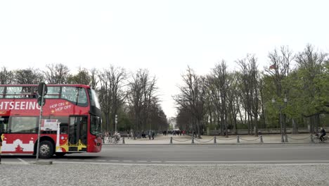Autobús-Turístico-Rojo-De-Dos-Pisos-Que-Pasa-Frente-A-La-Puerta-Turística-De-Brandenburgo-En-Berlín.
