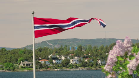 Norwegische-Flagge-Auf-Der-Stange,-Die-Im-Wind-Weht