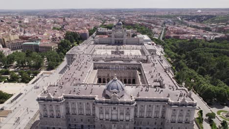 Aerial-reveal-of-Madrid's-Royal-Palace-and-captivating-cityscape,-Spain