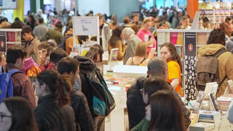 Scharen-Von-Menschen-Laufen-über-Die-Buchmesse-In-Argentinien-Und-Lesen-Die-Neuesten-Bücher-Und-Romane