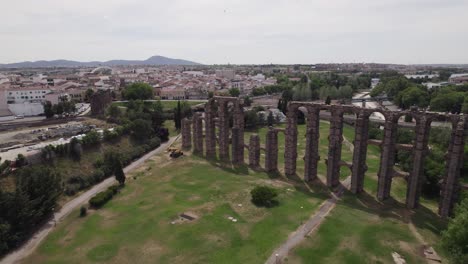 Timeless-roman-aqueduct