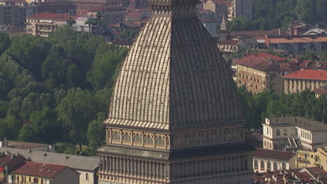 Aerial-zoom-out-shot-revealing-the-Mole-Antonelliana-in-downtown-Turin,-Italy