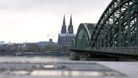 Eine-Ikonische-Weitwinkelaufnahme-Des-Gotischen-Doms-In-Köln