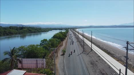 Paseo-En-Grupo-De-Motociclistas-Por-La-Playa,-Drone,-Tropical,-Costa-Rica,-Viaje