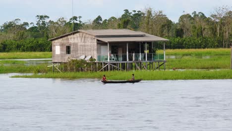 Amazonas-Gemeinde-Und-Holzhäuser-In-Brasilien