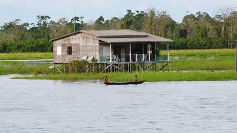 Comunidad-Del-Río-Amazonas-Y-Casas-De-Madera-En-Brasil