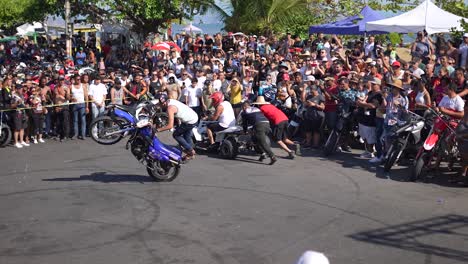 Hombre-Haciendo-Acrobacias-En-Su-Motocicleta,-Truco