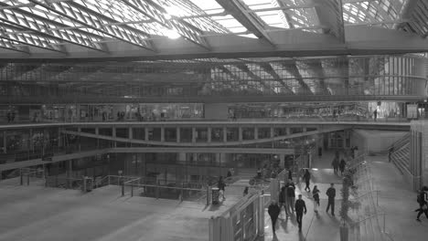 Aufnahme-Eines-Vordachs-über-Dem-Bahnhof-Chatelet-les-Halles-In-Paris,-Frankreich,-Mit-Vorbeikommenden-Passagieren-Tagsüber