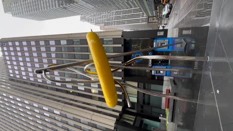 Vertikale-Orientierungsansicht-Der-Struktur-Abstrakter-Kunst-In-Belebten-Straßen-Von-New-York-City,-USA