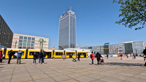 Una-Multitud-Deambula-Mientras-Un-Tren-Pasa-Por-La-Plaza-Alexanderplatz-En-Berlín.