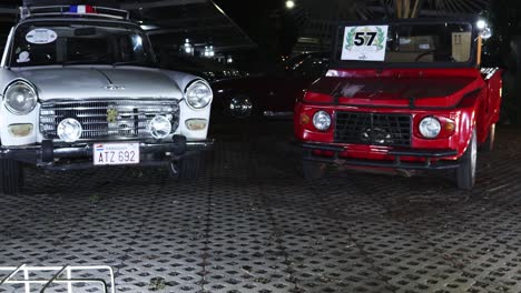 Hermosos-Autos-Clásicos-Antiguos-En-El-Garaje-De-Un-Concesionario-En-Paraguay
