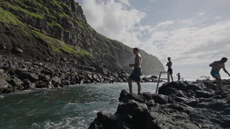 Ponta-Da-Ferraria:-Touristen-Am-Natürlichen-Pool-Bereit-Zum-Schwimmen,-Azoren-Sao-Miguel