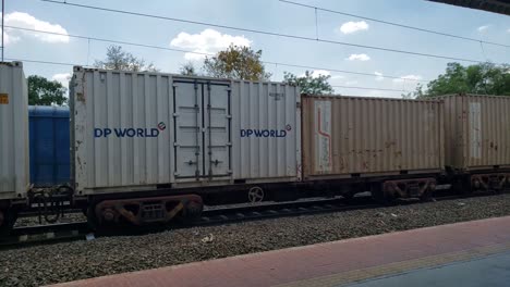 Vagones-De-Tren-Que-Transportan-Contenedores-De-Carga-Para-Compañías-Navieras.