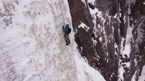 Two-climber-ice-climbing-in-Canada