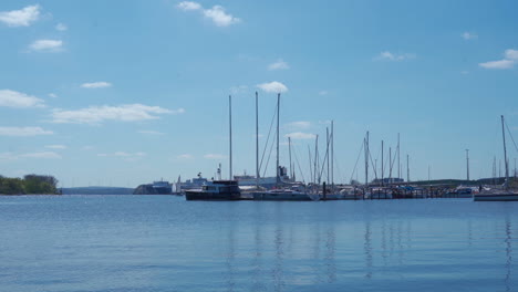 Yachthafen,-Wo-Im-Hintergrund-Boote-Segeln
