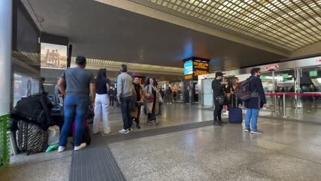 Weitblick-Auf-Reisende,-Die-Tagsüber-Durch-Den-Geschäftigen-Bahnhof-Termini-In-Rom-Laufen